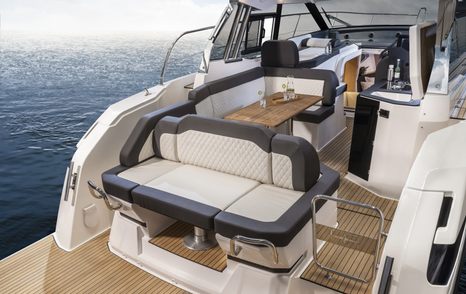 Bavaria SR33 deck seating