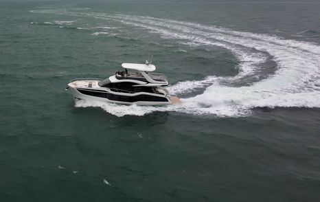 Galeon-560-Fly-running-wake