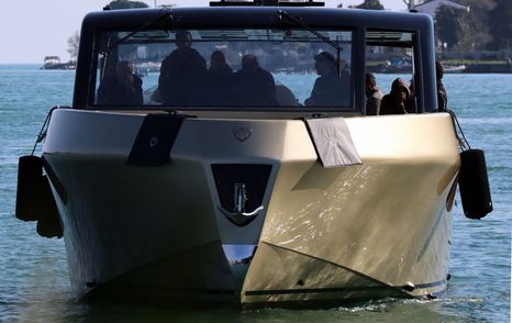 Front shot of Forte 47 Gran Turismo dayboat 