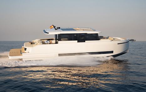 De Antonio D60 motor yacht under way 