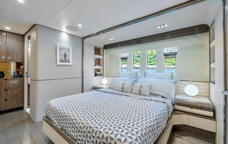 Azimut motor yacht Anastasia V guest cabin with double bed 