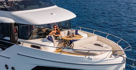 Absolute-Navetta-53-foredeck