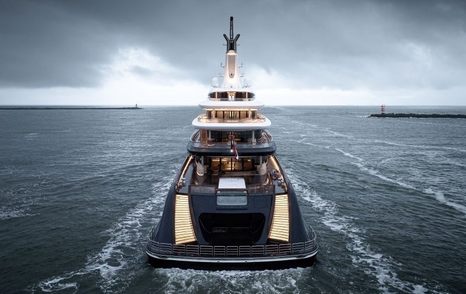 Aft view of superyacht BREAKTHROUGH running