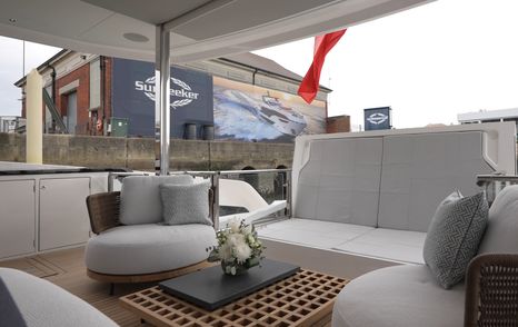 Sunseeker-Ocean-156-cockpit-with-X-tend-seating-up