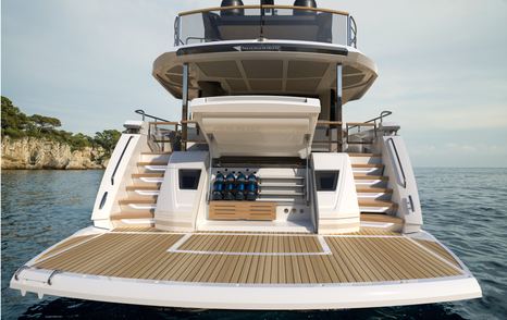 Bathing platform on Sunseeker 88 Yacht