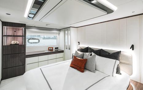 Horizon ES88 motor yacht KEΦI master cabin 