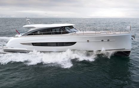 Mulder Favorite 2000 boat under way 