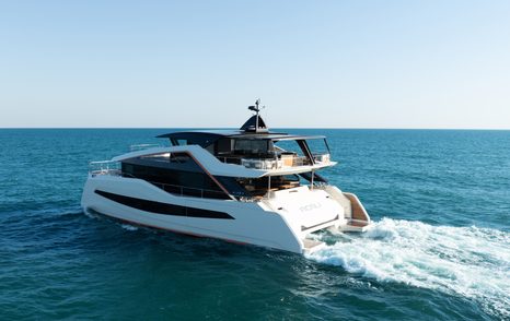 WiderCat 92 running surrounded by sea