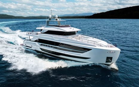 Horizon FD110 Tri-Deck motor yacht under way