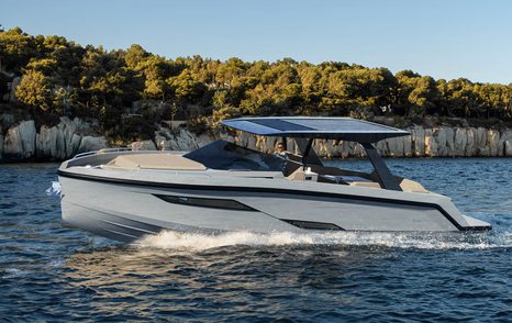 Rand Lagune 44 motor yacht under way 
