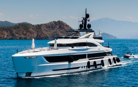 Mengi Yay superyacht La Vie underway bow view 