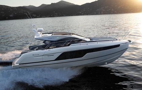Fairline Targa 40 motor yacht under way 
