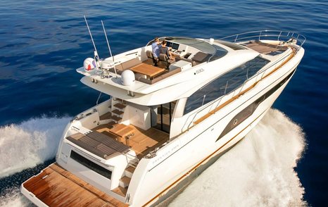 Prestige 630 S sports bridge yacht running shot