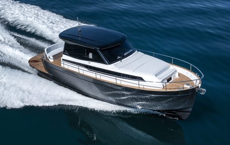 Apreamare Gozzo 38 Cabin boat under way 