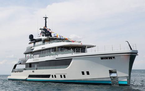 Mengi Yay superyacht Serenissima I at anchor bow view 