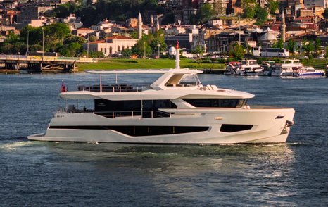 Numarine 27 XP Open motor yacht under way 