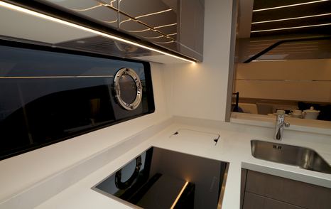 Sunseeker-Predator-75-galley-cooktop