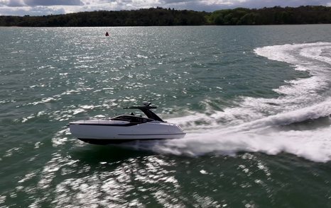 Fairline-F33-running-sideways