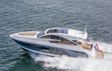 Fairline Targa 48 GT Yacht running shot