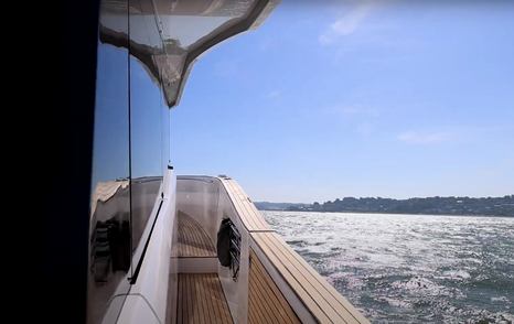 Pardo-E60-side-deck