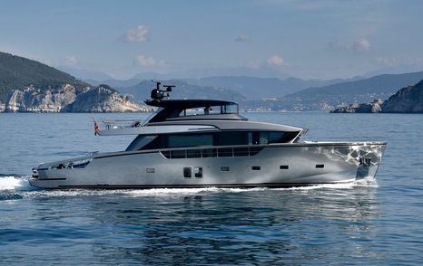 Sanlorenzo SX88 motor yacht under way 