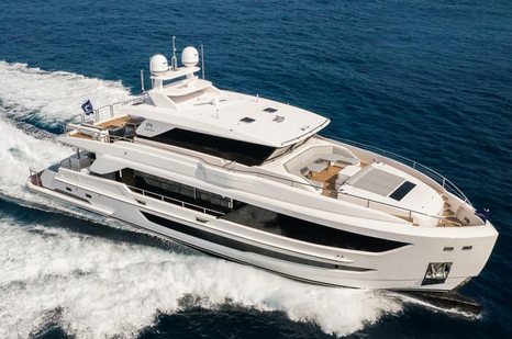 Horizon FD90 Skylounge motor yacht under way