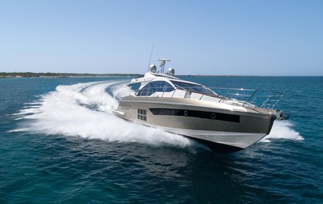 sports yacht Azimut S6 running shot