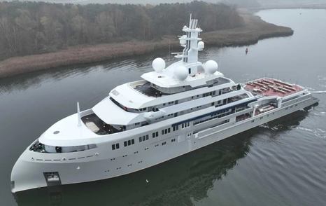 Lürssen superyacht O3 underway side view 