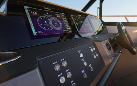Aquador-300HT-Review-helm-screens