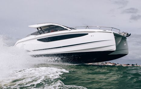 Four Winns TH36 with foils water level image of starboard side profile during running in calm waters, hull lifting out of water