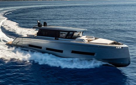 Pardo GT75 motor yacht underway at speed 