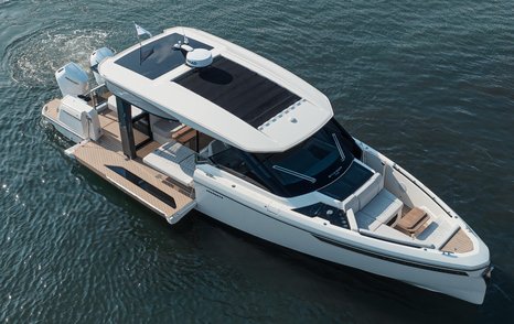 Saxdor 400 GTO at anchor 