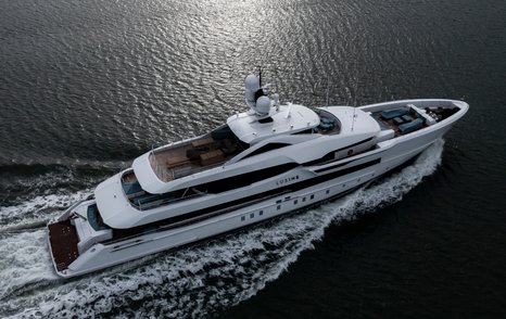 Heesen superyacht LUSINE on water