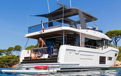 Beneteau Grand Trawler 63 motor yacht beach club close up 