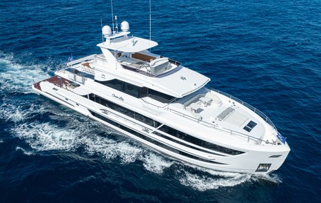 Horizon FD108 motor yacht under way