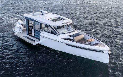 Saxdor 400 GTC boat at anchor 