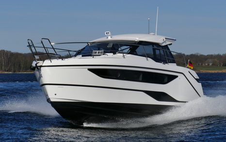 Bavaria SR33 bow