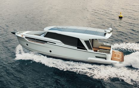 Greenline 42 motor yacht under way 