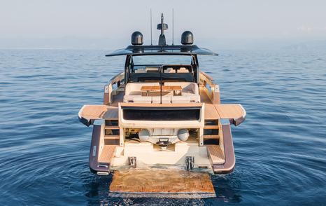 Invictus TT550 boat stern at anchor