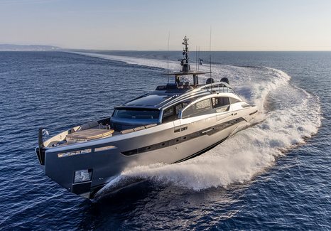 Pershing GTX116 running shot, surrounded by sea