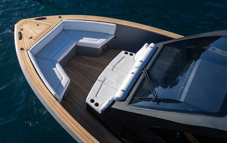 Maxim Yachts MAX44 R boat foredeck with U-shaped seating