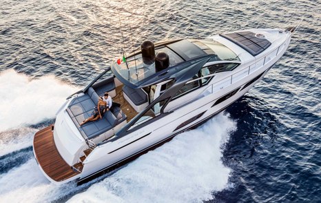 sports yacht Pershing 5X running shot