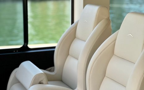 Dual Helm Seats, Azimut Seadeck 6