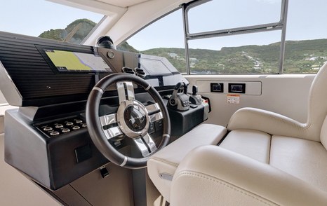 Azimut-S7-lower-helm-close