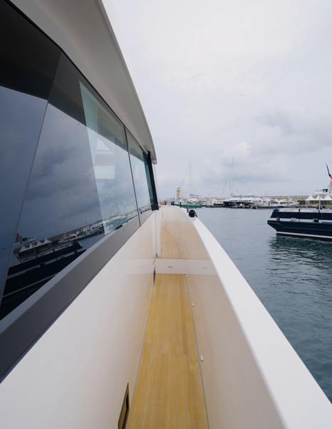 Delta-Powerboats-72-Review-sidedeck