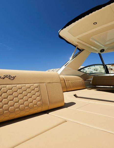 Sea-Ray-Sundancer-320-main-deck-sunpad