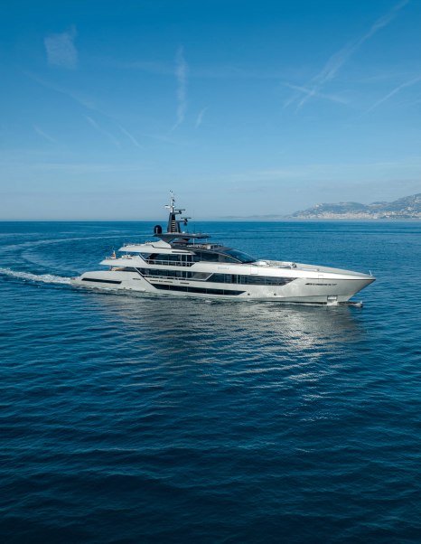 Motor Yacht Sairu under way 