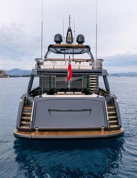 Superyacht Onyx's aft at anchor