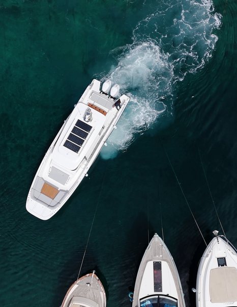 Aiata-Wayfinder-38-Suntop-Review-overhead-view-berthing-showing-deck-layout-and-wake