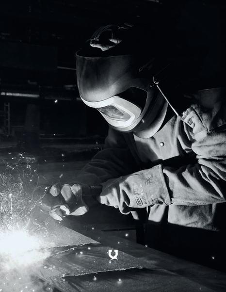 Welding of the first Lynx YXT34 explorer yacht 